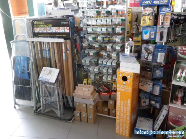 Tornillos, herrajes, pegamentos...