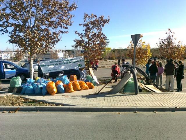 Voluntarios limpian de basura y siembran encinas en Villanueva de la Cañada
