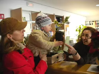 El Ayuntamiento regala acebos a la población infantil en Navidad