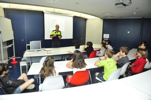 La policía local imparte clases de Educación Vial para escolares