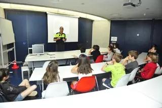 La policía local imparte clases de Educación Vial para escolares