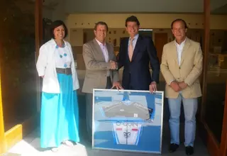 El Club de Ciclismo "ORQUIN" entrega al Alcalde un maillot del equipo oficial