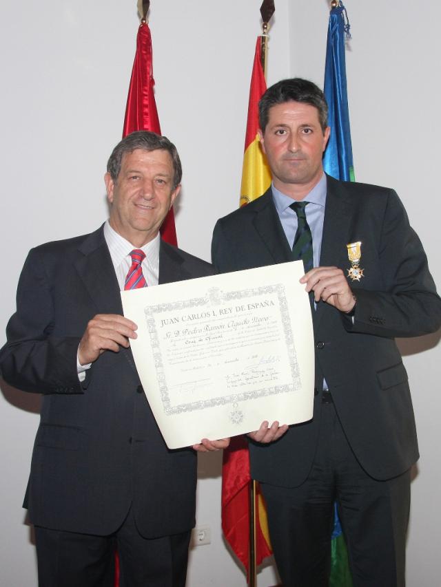 El alcalde, Luis Partida, entrega Cruz de la Orden de Isabel La Católica al villanovense Pedro Agudo Novo