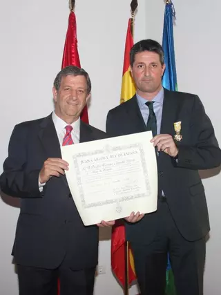 El alcalde, Luis Partida, entrega Cruz de la Orden de Isabel La Católica al villanovense Pedro Agudo Novo