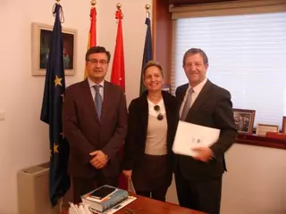El ayuntamiento renueva compromisos para fomentar el comercio local de Villanueva de la Cañada