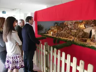 El alcalde de Villanueva de la Cañada visita las exposiciones del La Despernada