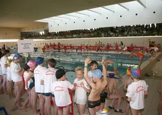 15 medallas para la escuela municipal de natación