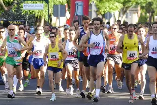 Más de 300 corredores participan en la VIII carrera popular.