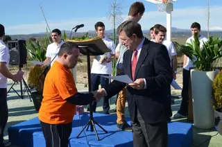 El Alcalde de Villanueva de la Cañada entrega los diplomas del campeonato de fútbol para personas con discapacidad