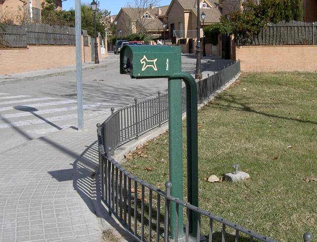 El ayuntamiento instala ocho nuevos dispensadores de bolsas para excrementos caninos