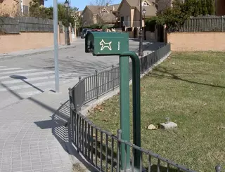 El ayuntamiento instala ocho nuevos dispensadores de bolsas para excrementos caninos