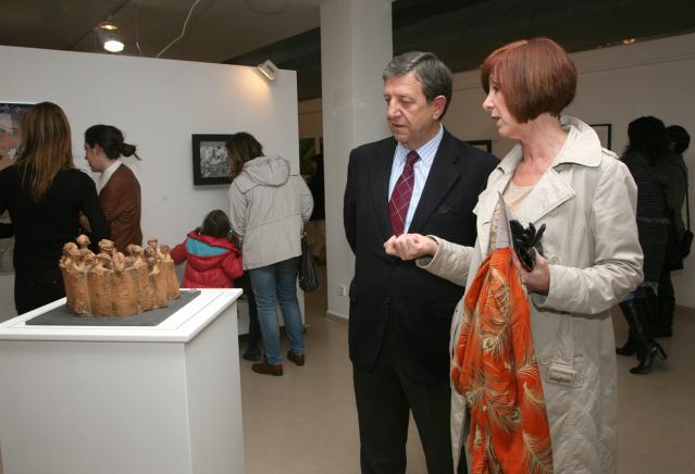 El Alcalde inagura la exposición "Arte con nombre de mujer"