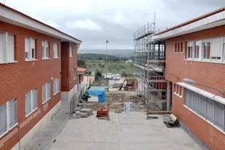 Carmen Pérez – Llorca visita las obras de ampliación del Instituto de Villanueva del Pardillo