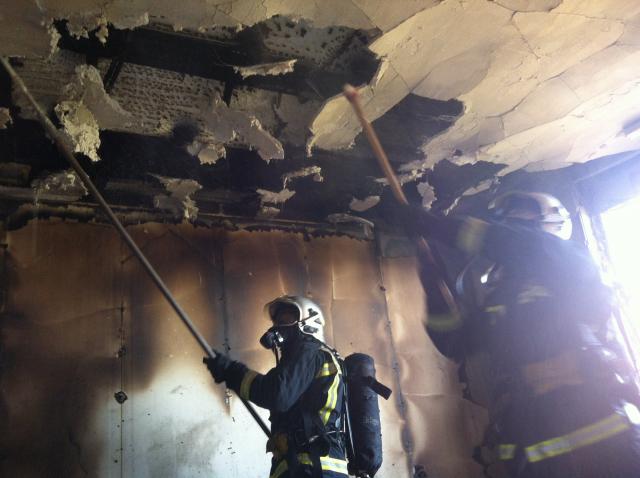 Los bomberos sofocan un incendio en un chalet de Villanueva de la Cañada