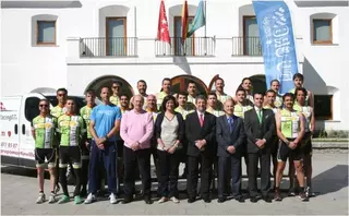 El alcalde recibe al club de Triatlón de Villanueva de la Cañada