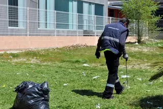 La Concejalía de Medio Ambiente prepara los parques de Villanueva del Pardillo para la época estival
