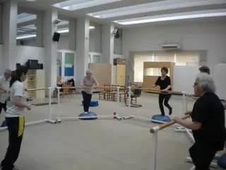 Una treintena de personas mayores participan en un proyecto basado en la practica del boscu