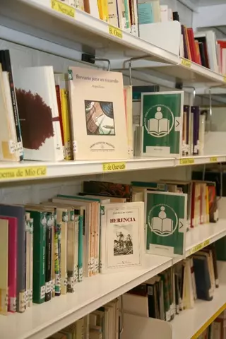La Biblioteca destaca la obra de los autores locales con un cartel indentificativo