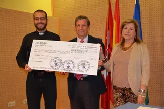 El Ayuntamiento entrega a Cáritas los 1.400 euros recaudados en San Isidro