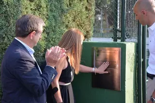 El Ayuntamiento recuerda a Mario Colmenar Fernández poniendo su nombre a una pista de tenis municipal
