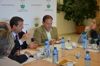 El alcalde trata con los vecinos la regulación del IBI para 2014