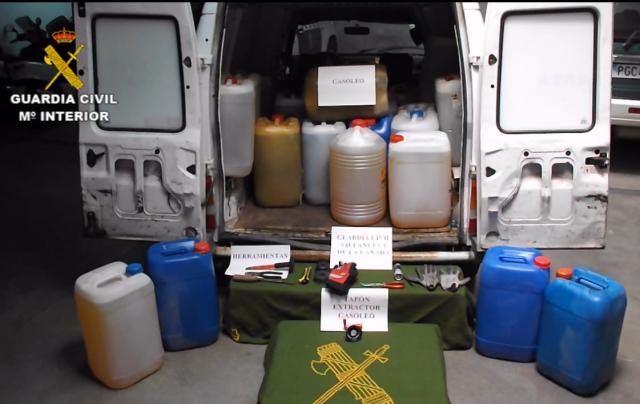 La Guardia Civil de Villanueva de la Cañada, detiene a dos personas por robar gasoil.