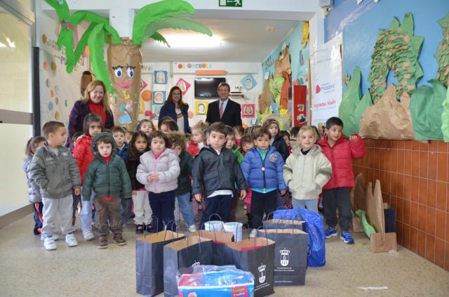 El alcalde entrega en el C.E.B.I.P Santiago Apóstol un lote de artículos para bebés.