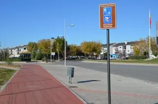 El Ayuntamiento señaliza la senda ciclable para informar sobre su uso