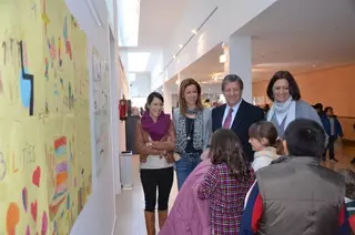 El Alcalde inaugura una exposición de Carteles sobre la Discapacidad