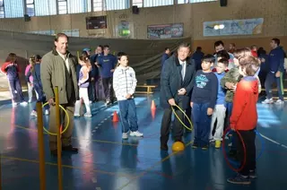 Alumnos de Primaria y miembros de la Fundación Jardines de España participan en una jornada deportiva