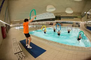 Plazas libres en las actividades acuáticas para adultos de la piscina municipal cubierta