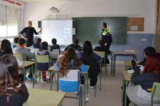 La Policía Local imparte charlas para adolescentes sobre los efectos y riesgos de la drogas