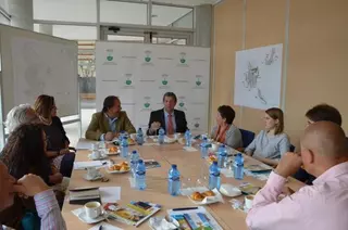 Alcalde y vecinos mantienen un nuevo desayuno de trabajo