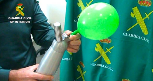 La Guardia Civil detiene a una persona por suministrar gas de la risa en un local de copas de Villanueva de la Cañada