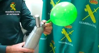 La Guardia Civil detiene a una persona por suministrar gas de la risa en un local de copas de Villanueva de la Cañada