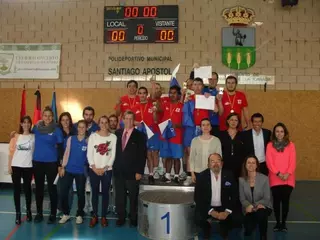 El alcalde entrega los trofeos del Torneo de Fútbol para personas con discapacidad "Inclugol"