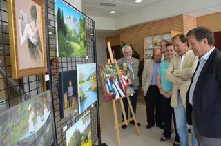 El alcalde visita la exposición de los trabajos de fin de curso de los mayores