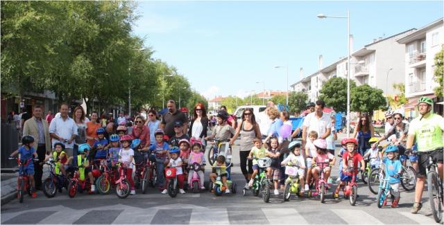 Cientos de vecinos recorren el municipio en bici