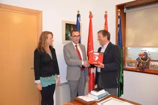 El Ayuntamiento entrega un desfibrilador al Liceo Moliére
