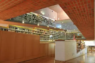 Visita guiada por el centro histórico y edificios municipales ejemplo de arquitectura moderna