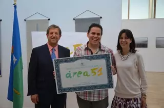 Entrega del Premio al ganador del concurso de diseño del logo del Centro Juvenil Área 51