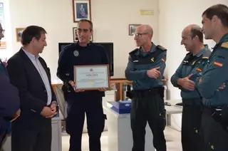 La Guardia Civil premia al Cabo de la policia local Pascual Zaballos