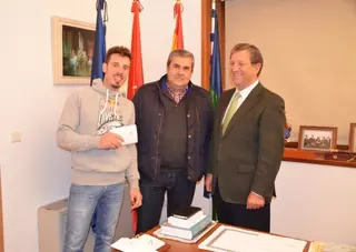 Un vecino halla una suma importante de dinero en la piscina cubierta de Villanueva de la Cañada
