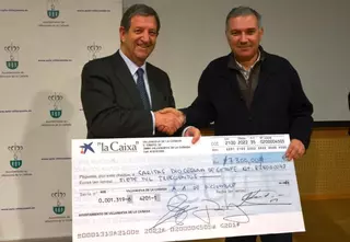 El Ayuntamiento entrega a Caritas los 7.300 euros recaudados en actividades solidarias durante 2014