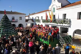 Los alumnos de los colegios Rayuela, Antavilla school y Vallmont marcan el inicio de la navidad con su recital de villancicos