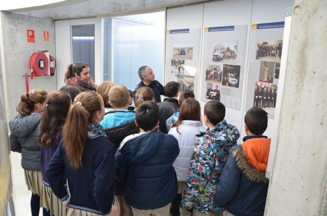 Escolares de primaria visitan el edificio de la Policía Local