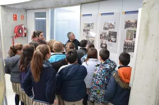Escolares de primaria visitan el edificio de la Policía Local