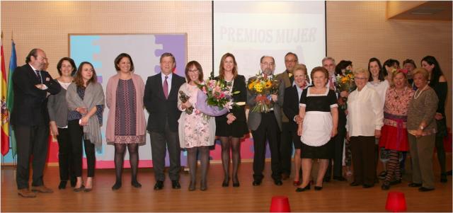 El Ayuntamiento concede a tres profesionales de la salud el Premio Mujer 2015