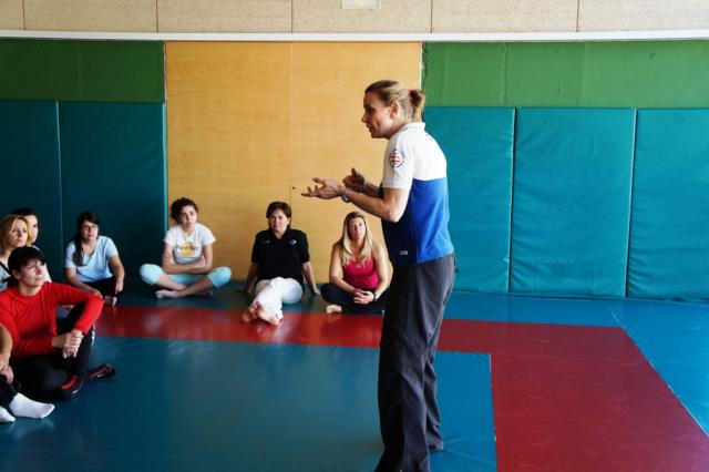 Más de una veintena de mujeres participan en el Taller de Autodefensa Femenina