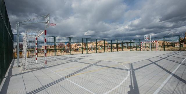 El Ayuntamiento de Villanueva de la Cañada construye una pista deportiva para la población infantil